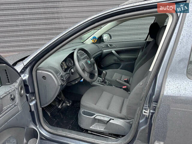 Серый Шкода Октавия, объемом двигателя 1.2 л и пробегом 220 тыс. км за 8000 $, фото 4 на Automoto.ua