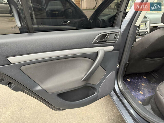 Сірий Шкода Октавія, об'ємом двигуна 1.6 л та пробігом 287 тис. км за 10000 $, фото 24 на Automoto.ua