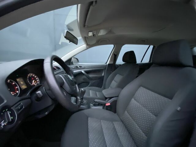 Шкода Октавия 2012 в Киеве на Automoto.ua Серый Шкода Октавия, объемом двигателя 1.6 л и пробегом 184 тыс. км за 6999 $, фото 18 на Automoto.ua