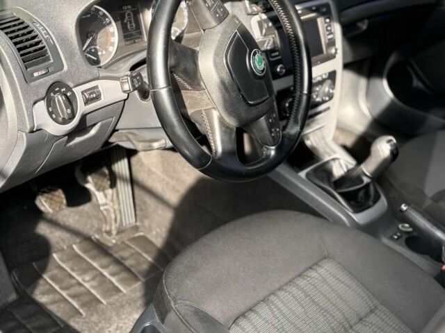 Шкода Октавия 2012 в Ужгороде на Automoto.ua Серый Шкода Октавия, объемом двигателя 1.6 л и пробегом 286 тыс. км за 8350 $, фото 11 на Automoto.ua