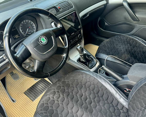 Серый Шкода Октавия, объемом двигателя 1.6 л и пробегом 350 тыс. км за 7500 $, фото 4 на Automoto.ua