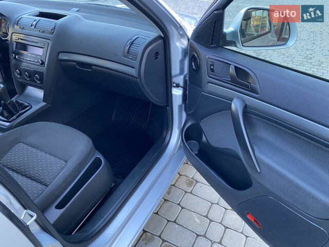 Серый Шкода Октавия, объемом двигателя 1.6 л и пробегом 225 тыс. км за 7999 $, фото 57 на Automoto.ua