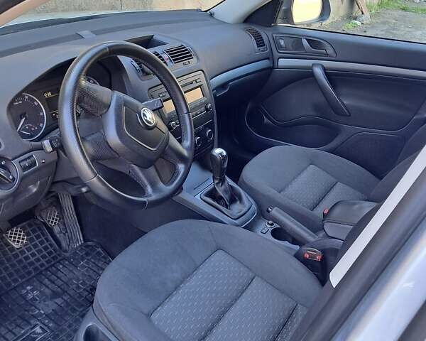 Шкода Октавия 2012 в Запорожье на Automoto.ua Серый Шкода Октавия, объемом двигателя 1.6 л и пробегом 267 тыс. км за 8200 $, фото 4 на Automoto.ua