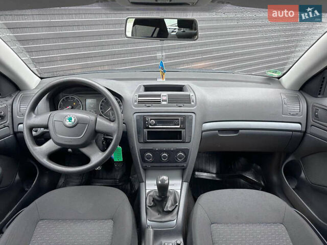 Серый Шкода Октавия, объемом двигателя 1.2 л и пробегом 220 тыс. км за 8000 $, фото 5 на Automoto.ua