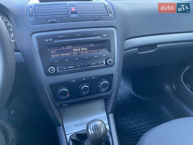 Серый Шкода Октавия, объемом двигателя 1.6 л и пробегом 225 тыс. км за 7999 $, фото 102 на Automoto.ua