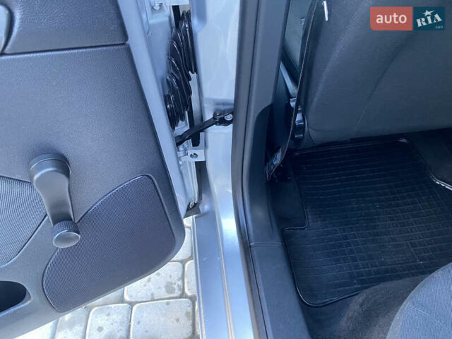 Серый Шкода Октавия, объемом двигателя 1.6 л и пробегом 225 тыс. км за 7999 $, фото 76 на Automoto.ua