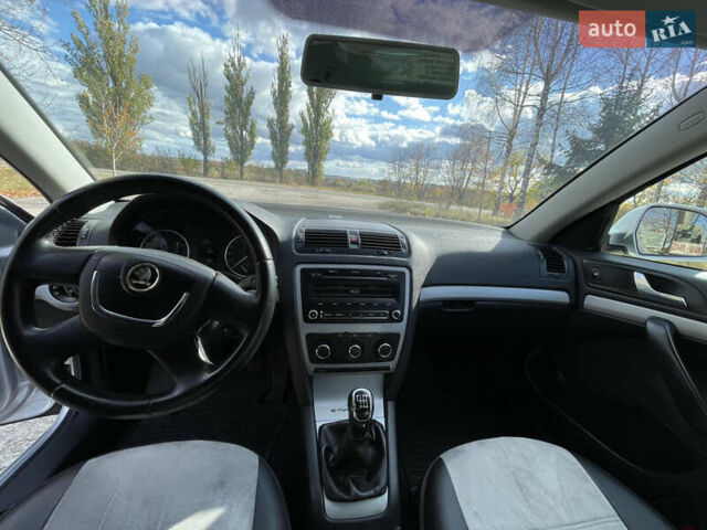 Шкода Октавія 2012 у Кельменцах на Automoto.ua Сірий Шкода Октавія, об'ємом двигуна 1.99 л та пробігом 305 тис. км за 6800 $, фото 15 на Automoto.ua