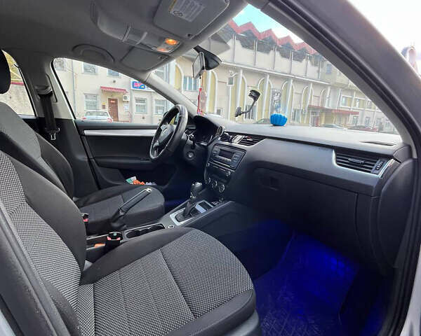 Шкода Октавия 2013 в Тернополе на Automoto.ua Серый Шкода Октавия, объемом двигателя 1.6 л и пробегом 298 тыс. км за 9150 $, фото 8 на Automoto.ua