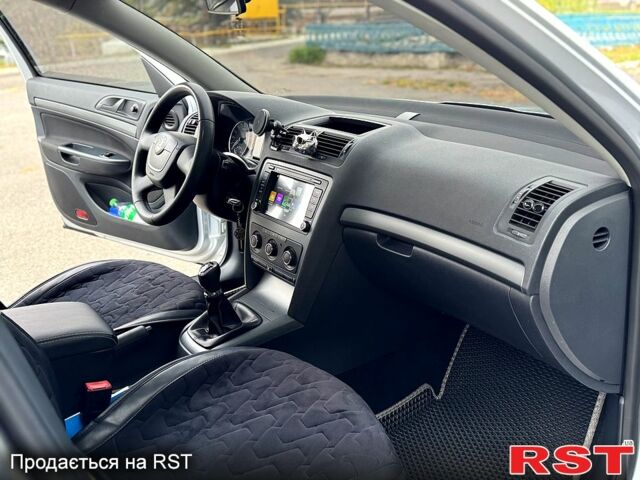 Серый Шкода Октавия, объемом двигателя 2 л и пробегом 200 тыс. км за 10200 $, фото 11 на Automoto.ua