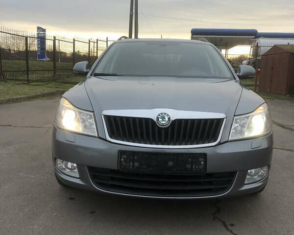 Шкода Октавія 2013 у Луцьку на Automoto.ua Сірий Шкода Октавія, об'ємом двигуна 2 л та пробігом 263 тис. км за 9300 $, фото 1 на Automoto.ua