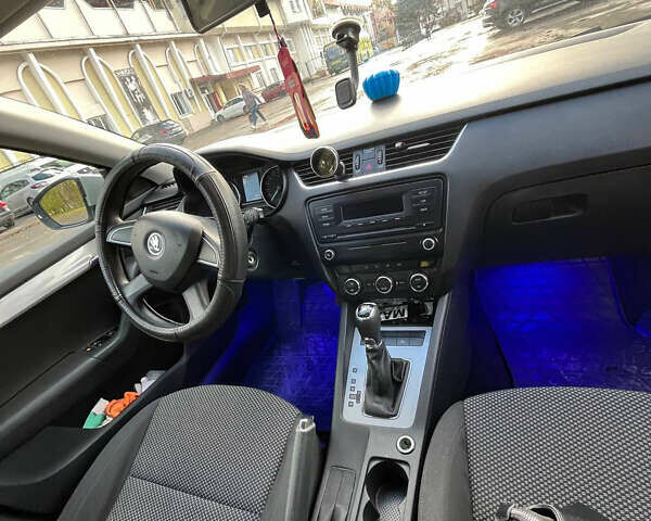 Шкода Октавия 2013 в Тернополе на Automoto.ua Серый Шкода Октавия, объемом двигателя 1.6 л и пробегом 298 тыс. км за 9150 $, фото 5 на Automoto.ua