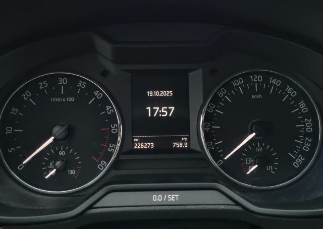 Шкода Октавия 2013 в Житомире на Automoto.ua Серый Шкода Октавия, объемом двигателя 1.6 л и пробегом 226 тыс. км за 9750 $, фото 7 на Automoto.ua