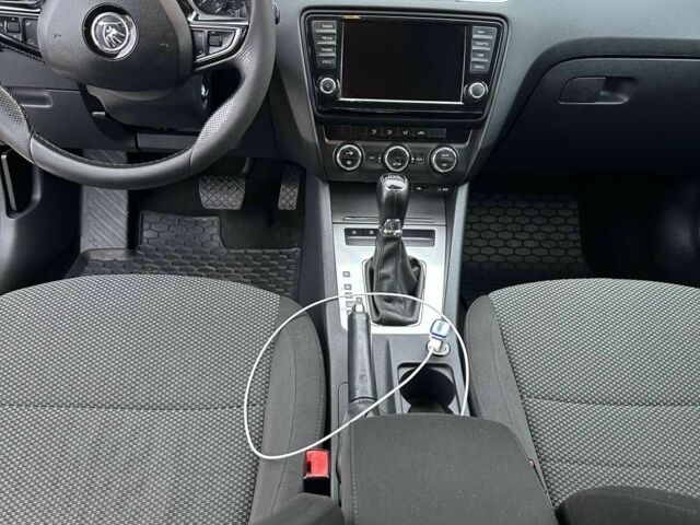 Серый Шкода Октавия, объемом двигателя 2 л и пробегом 300 тыс. км за 11200 $, фото 2 на Automoto.ua