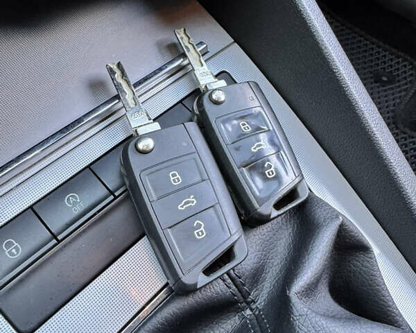 Серый Шкода Октавия, объемом двигателя 1.6 л и пробегом 260 тыс. км за 10000 $, фото 39 на Automoto.ua