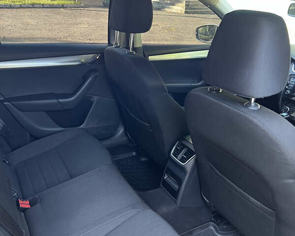 Серый Шкода Октавия, объемом двигателя 1.97 л и пробегом 249 тыс. км за 10800 $, фото 4 на Automoto.ua