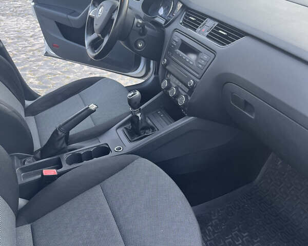 Серый Шкода Октавия, объемом двигателя 1.6 л и пробегом 370 тыс. км за 9200 $, фото 4 на Automoto.ua