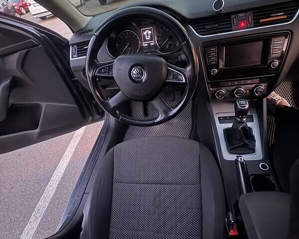 Сірий Шкода Октавія, об'ємом двигуна 1.6 л та пробігом 302 тис. км за 11000 $, фото 2 на Automoto.ua