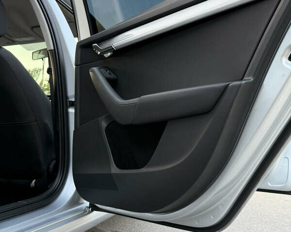 Серый Шкода Октавия, объемом двигателя 1.6 л и пробегом 348 тыс. км за 11700 $, фото 14 на Automoto.ua