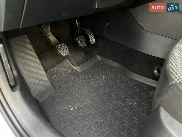 Серый Шкода Октавия, объемом двигателя 2 л и пробегом 303 тыс. км за 9200 $, фото 26 на Automoto.ua