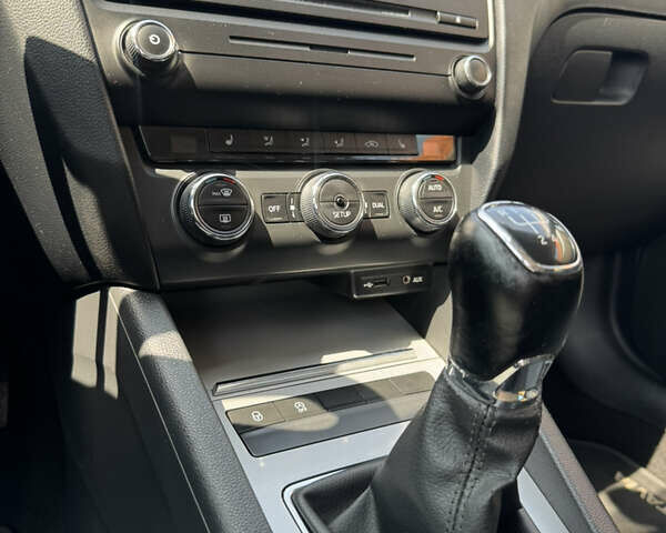 Сірий Шкода Октавія, об'ємом двигуна 1.6 л та пробігом 265 тис. км за 9999 $, фото 13 на Automoto.ua
