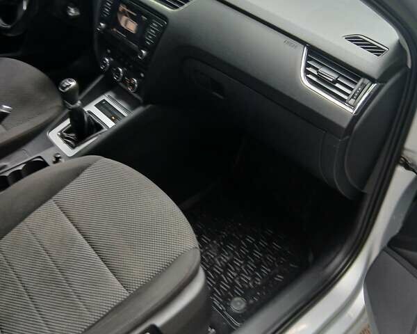 Серый Шкода Октавия, объемом двигателя 1.6 л и пробегом 262 тыс. км за 8500 $, фото 2 на Automoto.ua