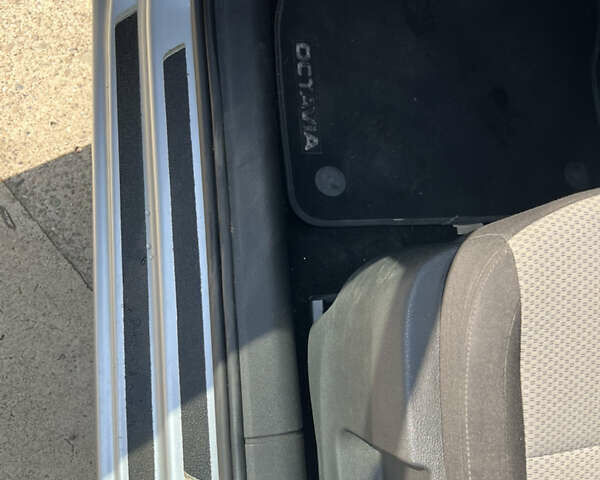 Серый Шкода Октавия, объемом двигателя 1.97 л и пробегом 282 тыс. км за 12500 $, фото 61 на Automoto.ua