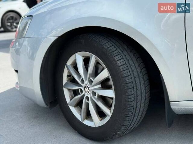 Серый Шкода Октавия, объемом двигателя 1.6 л и пробегом 293 тыс. км за 9796 $, фото 3 на Automoto.ua