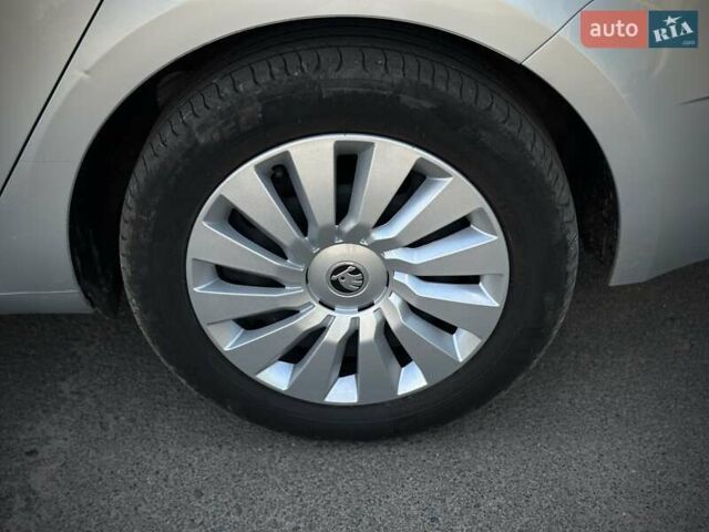 Серый Шкода Октавия, объемом двигателя 1.6 л и пробегом 252 тыс. км за 13600 $, фото 134 на Automoto.ua