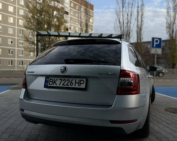 Серый Шкода Октавия, объемом двигателя 1.6 л и пробегом 225 тыс. км за 15000 $, фото 3 на Automoto.ua
