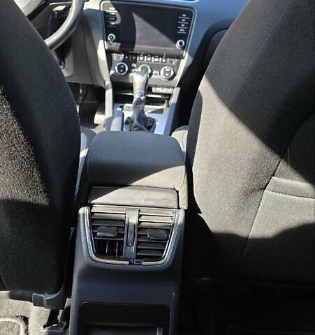 Шкода Октавия 2019 в Луцке на Automoto.ua Серый Шкода Октавия, объемом двигателя 1.97 л и пробегом 269 тыс. км за 15400 $, фото 16 на Automoto.ua