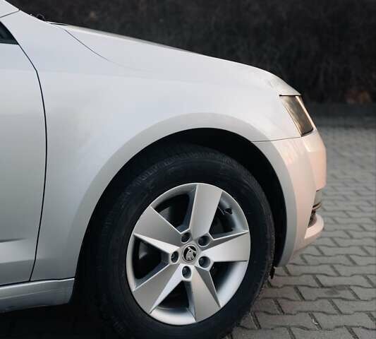 Шкода Октавия 2020 в Киеве на Automoto.ua Серый Шкода Октавия, объемом двигателя 1.97 л и пробегом 273 тыс. км за 15300 $, фото 11 на Automoto.ua