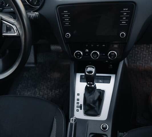 Шкода Октавия 2020 в Киеве на Automoto.ua Серый Шкода Октавия, объемом двигателя 1.97 л и пробегом 273 тыс. км за 15300 $, фото 35 на Automoto.ua