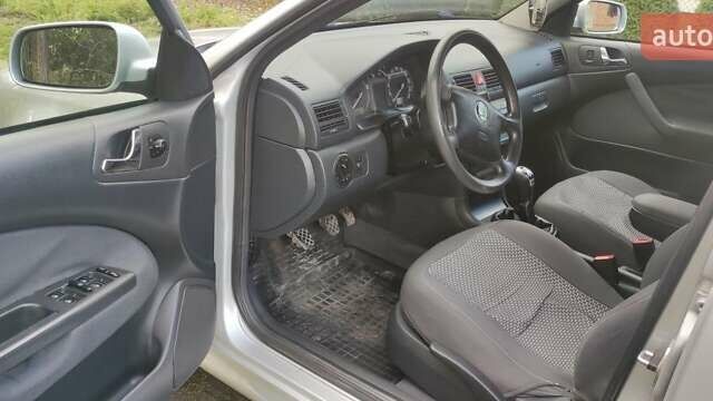 Сірий Шкода Октавія, об'ємом двигуна 2 л та пробігом 244 тис. км за 4100 $, фото 7 на Automoto.ua