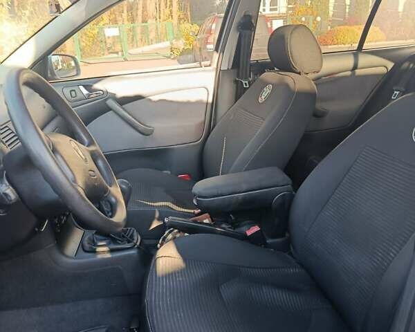 Серый Шкода Октавия, объемом двигателя 1.6 л и пробегом 206 тыс. км за 4500 $, фото 2 на Automoto.ua