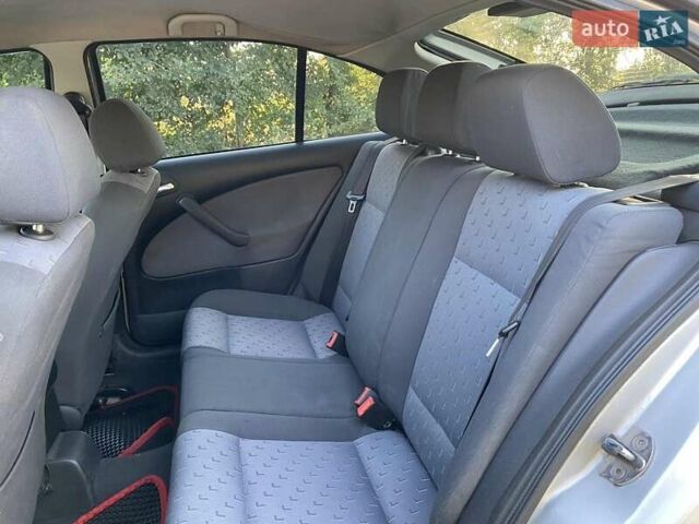 Серый Шкода Октавия, объемом двигателя 1.6 л и пробегом 401 тыс. км за 3900 $, фото 2 на Automoto.ua