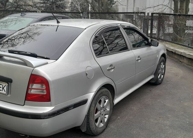 Серый Шкода Октавия, объемом двигателя 1.6 л и пробегом 327 тыс. км за 3500 $, фото 1 на Automoto.ua