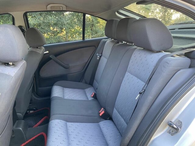 Серый Шкода Октавия, объемом двигателя 1.6 л и пробегом 401 тыс. км за 3900 $, фото 4 на Automoto.ua