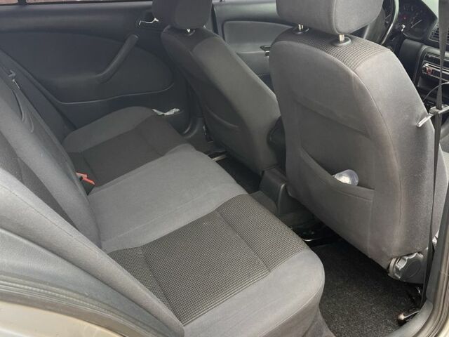 Серый Шкода Октавия, объемом двигателя 1.8 л и пробегом 337 тыс. км за 3600 $, фото 4 на Automoto.ua