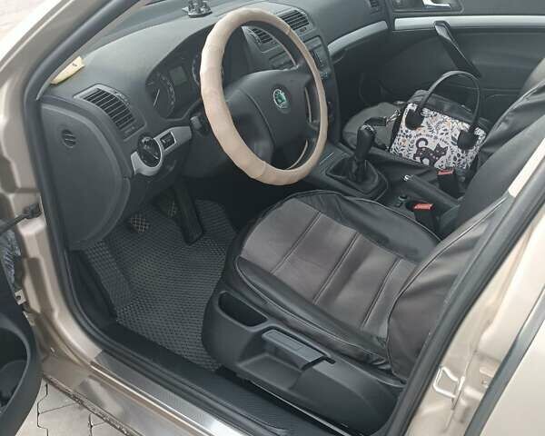 Серый Шкода Октавия, объемом двигателя 1.6 л и пробегом 205 тыс. км за 6300 $, фото 6 на Automoto.ua