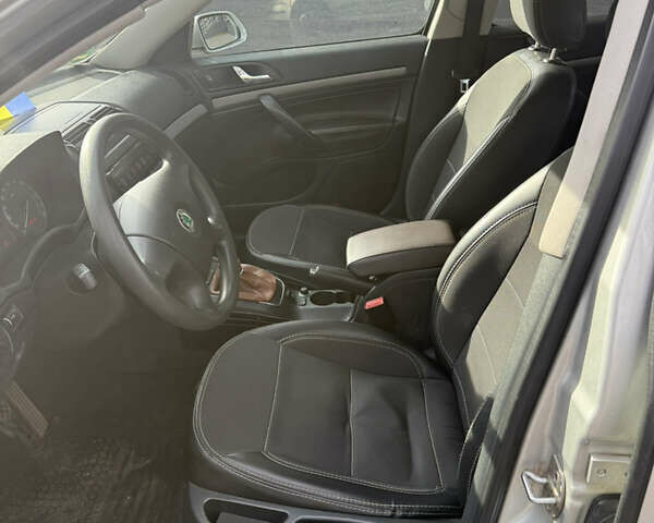 Серый Шкода Октавия, объемом двигателя 1.6 л и пробегом 257 тыс. км за 5200 $, фото 5 на Automoto.ua