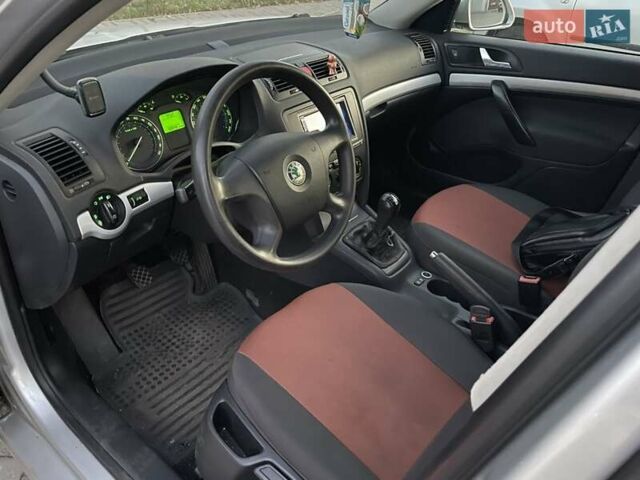 Серый Шкода Октавия, объемом двигателя 1.6 л и пробегом 230 тыс. км за 4950 $, фото 2 на Automoto.ua