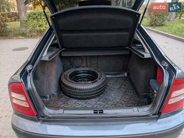Шкода Октавия 2004 в Львове на Automoto.ua Серый Шкода Октавия, объемом двигателя 1.6 л и пробегом 210 тыс. км за 4700 $, фото 3 на Automoto.ua