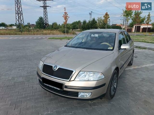Серый Шкода Октавия, объемом двигателя 1.6 л и пробегом 205 тыс. км за 6300 $, фото 1 на Automoto.ua