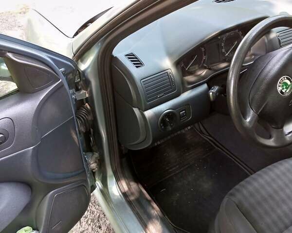 Серый Шкода Октавия, объемом двигателя 1.6 л и пробегом 167 тыс. км за 5000 $, фото 4 на Automoto.ua