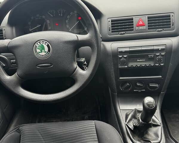 Серый Шкода Октавия, объемом двигателя 1.39 л и пробегом 180 тыс. км за 4600 $, фото 4 на Automoto.ua