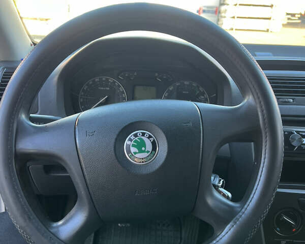 Серый Шкода Октавия, объемом двигателя 1.6 л и пробегом 200 тыс. км за 3999 $, фото 9 на Automoto.ua