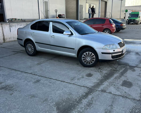 Серый Шкода Октавия, объемом двигателя 1.6 л и пробегом 200 тыс. км за 3999 $, фото 1 на Automoto.ua