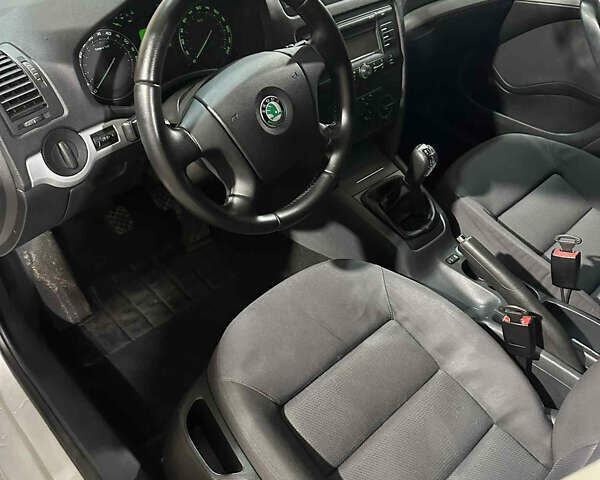 Серый Шкода Октавия, объемом двигателя 1.6 л и пробегом 229 тыс. км за 6300 $, фото 4 на Automoto.ua