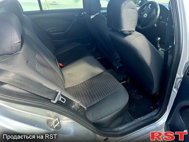 Серый Шкода Октавия, объемом двигателя 1.6 л и пробегом 226 тыс. км за 3900 $, фото 4 на Automoto.ua