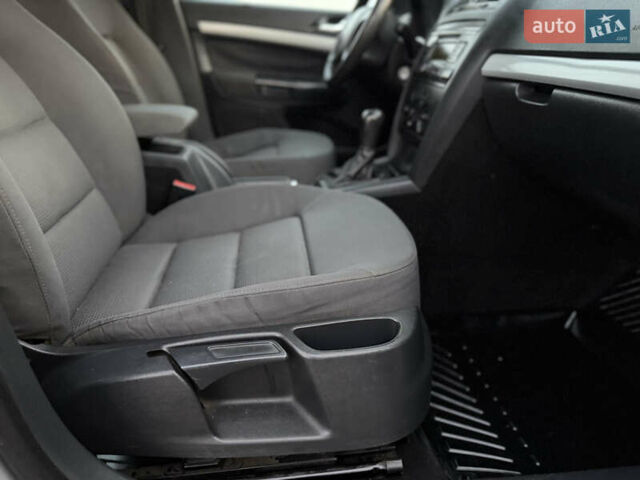 Серый Шкода Октавия, объемом двигателя 1.6 л и пробегом 250 тыс. км за 4300 $, фото 59 на Automoto.ua